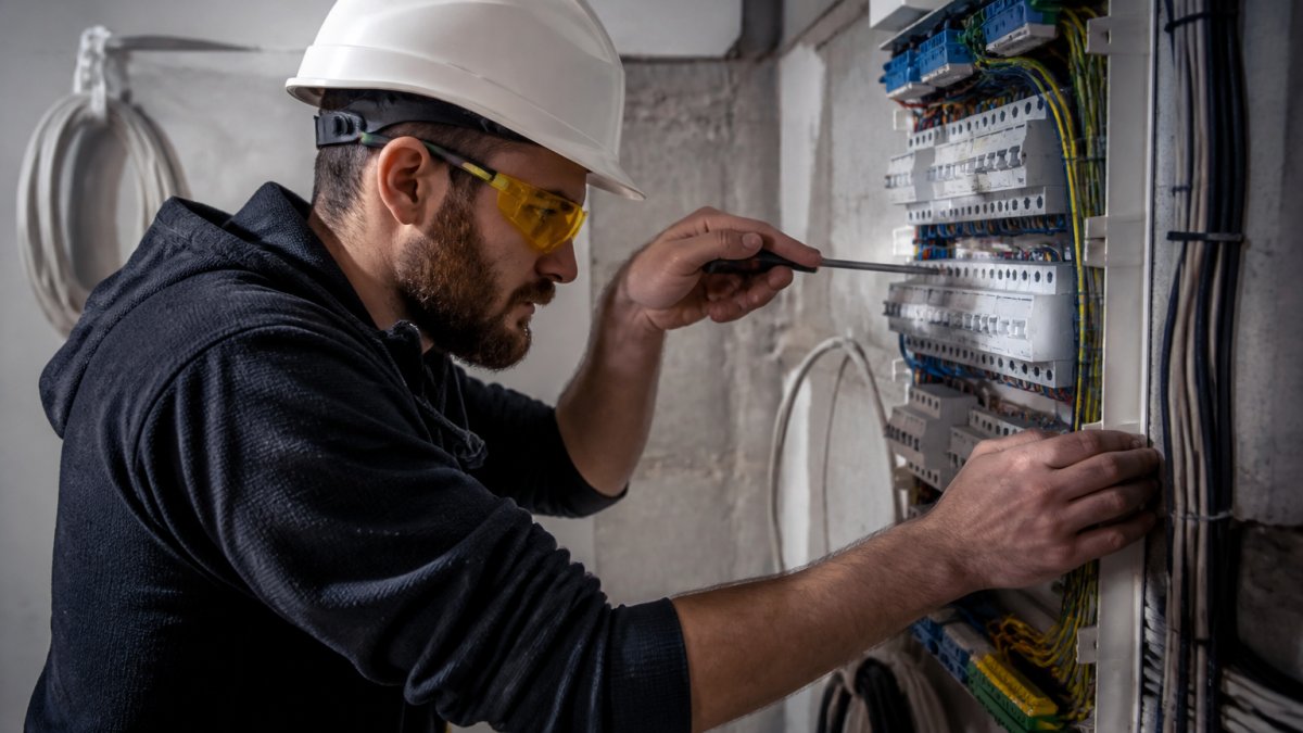 how-to-find-reliable-electricians-a-vetting-guide-1792123844-1